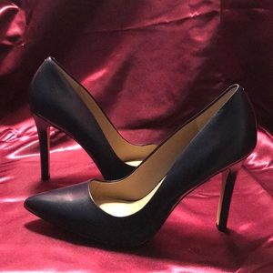 Sold ❌Saks Fifth Avenue marine navy heels 🐳